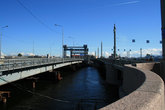 Мост Л.Шмидта через Неву и временный мост рядом с ним