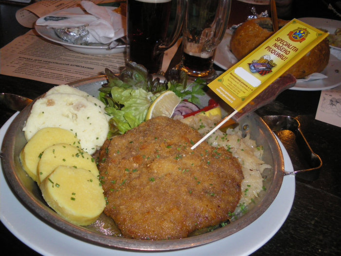 Жареная свиная вырезка на чесноке, тушёная капуста с луком, картофельные кнедлики, кнедлики из белового хлеба Прага, Чехия