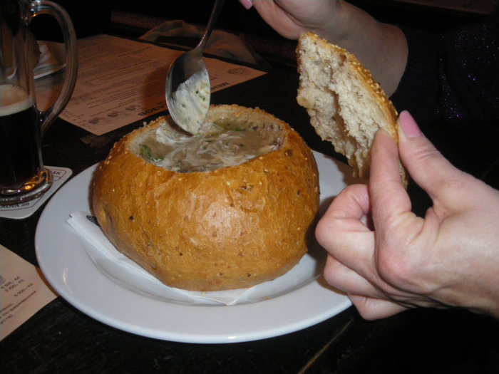 Грибной суп со сметаной и укропом  в хлебной буханке Прага, Чехия