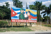 Часть плакатов посвящена дружбе и сближению Кубы с Венесуэлой и другими красными друзьями.