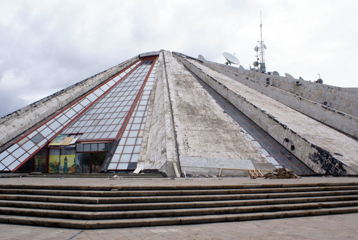 Пирамида — бывший музей диктатора Энвера Ходжи Тирана, Албания