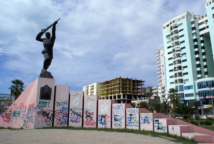 Памятник герою на набережной в Дурресе Дуррес, Албания