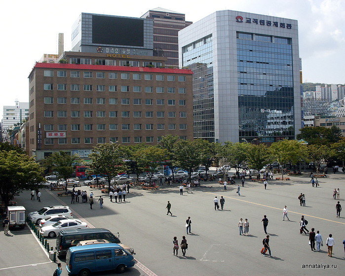 Железнодорожный вокзал города Пусана стоит на красивой площади с фонтаном, окруженной современными высотками, среди которых есть парочка отелей. Пусан, Республика Корея