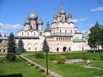 Внутри Кремля было красиво и уютно, даже несмотря на обильное количество всяких туристов! :) Правда, тут они в кадр не попали. :)