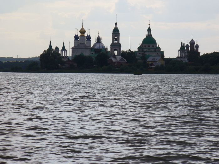 А потом мы пошли осматривать расположенный на окраине города Спасо-Яковлевский монастырь. Мужской действующий! Так он выглядит с кораблика, на котором мы плавали по озеру Неро! Ростов, Россия