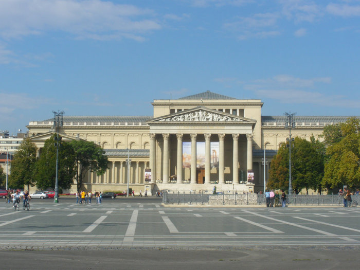 Музей изобразительных искусств: находится слева от площади Будапешт, Венгрия