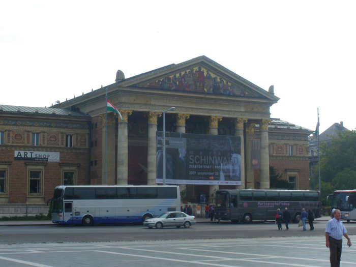 Выставочный зал: находится справа от площади Будапешт, Венгрия