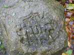 Камень с петроглифами у дольмена
Если присмотреться, можно увидеть человечка, плывущего в лодке и машущего руками