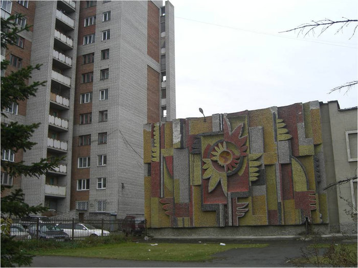 Так украшено здание спортивной школы Бердск, Россия