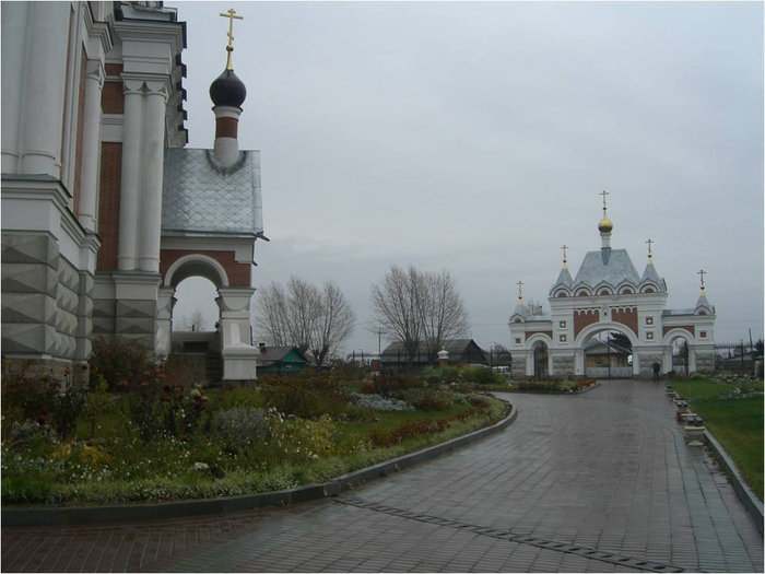 Вид на ворота с территории Собора Бердск, Россия