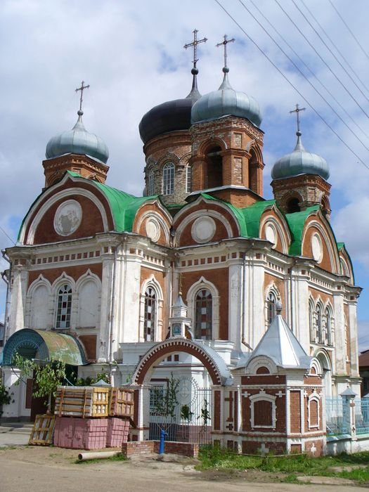 А потом был Козьмодемьянск — те самые Васюки из 12 стульев. :-))) Ни много ни мало, а это — главный Козьмодемьянский храм! Россия