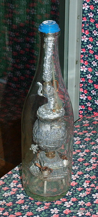 Есть самовар, собранный внутри бутылки, причем к нему прилагаются еще чашечки с ложками. Тула, Россия