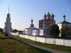 А потом уже сама я пошла изучать Рязанский Кремель! Это вид на него с городского вала! Особенно хороши Успенский пятиглавый собор и егойная Колокольня!