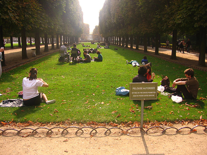 Табличка: — на траве не сидеть!
А по линии этого бульвара проходит Парижский меридиан, который был 0 до Гринвича. Сам бульвар упирается в Обсерваторию Париж, Франция
