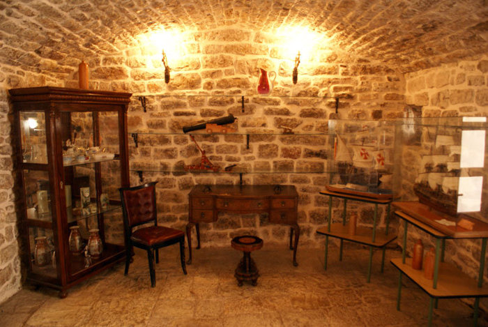 Музейный зал в крепости в Будве Область Будва, Черногория