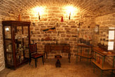 Музейный зал в крепости в Будве