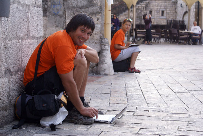 Кругосветчики на центральной площади Котора — в поисках беспроводного Интернета Область Будва, Черногория