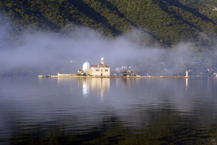 Церковь на острове в облаке, возле Пераста Область Будва, Черногория