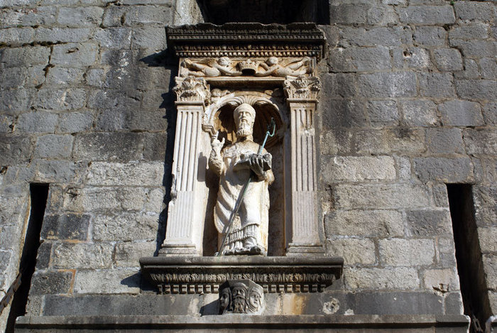 Святой покровитель Дубровника — статуя над входом в Старый город Дубровник, Хорватия