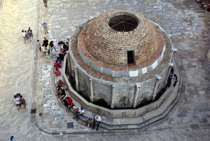 Большой фонтан — вид с крепостной стены Дубровник, Хорватия