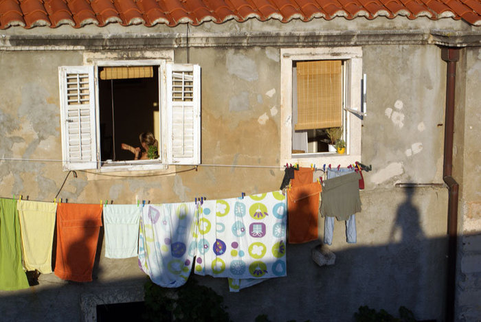 Жизнь напоказ. Тени туристов, проходящих по крепостной стене, на стене жилого дома. Дубровник, Хорватия