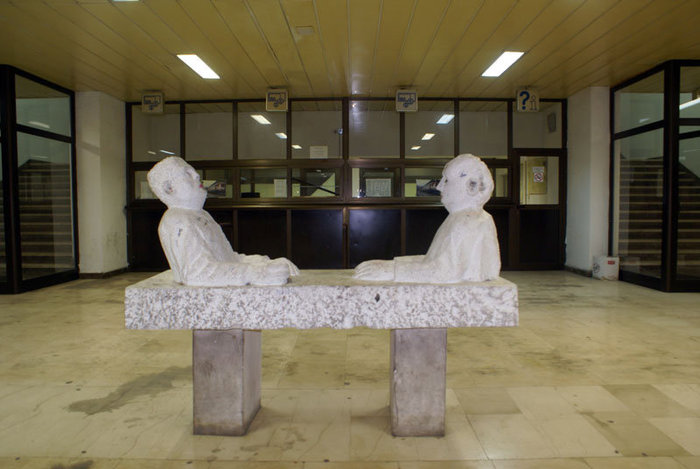 Оригинальная скульптура на железнодорожном вокзале в Мостаре Босния и Герцеговина