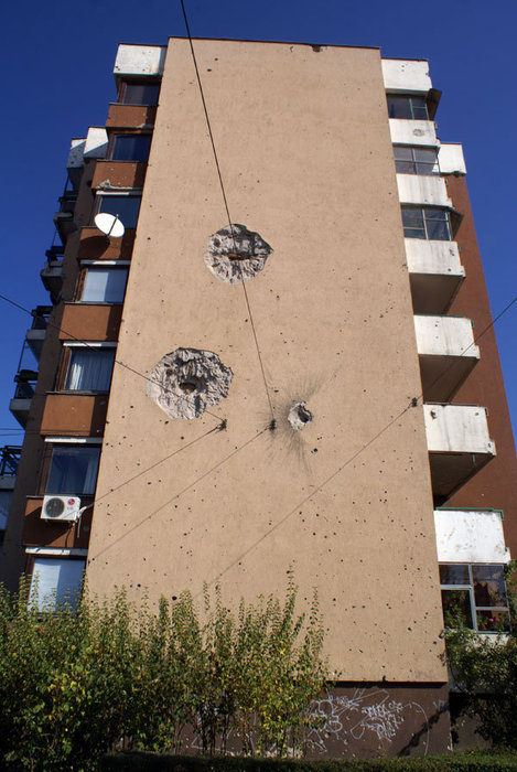 Стены от пуль и снарядов на многоэтажке в Сараево. Босния и Герцеговина