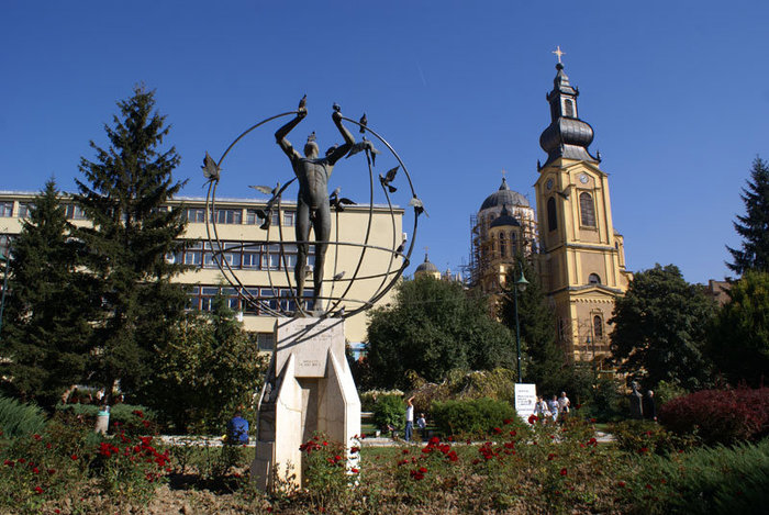 Памятник у католического собора в центре Сараево Босния и Герцеговина