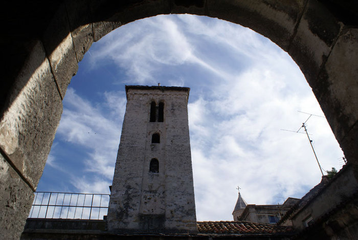 Вид на колокольню через арку дворца Диоклетиана в Сплите Далмация, Хорватия
