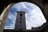 Вид на колокольню через арку дворца Диоклетиана в Сплите