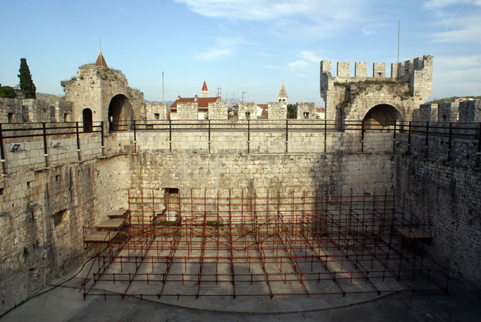 В крепости в Трогире Далмация, Хорватия