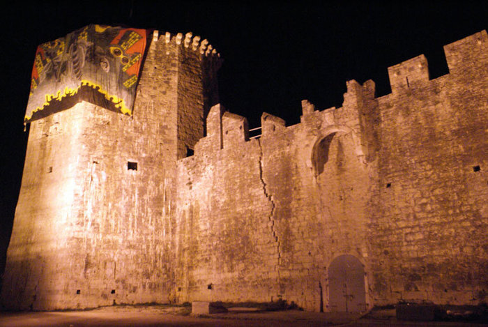 Крепость в Трогире ночью Далмация, Хорватия