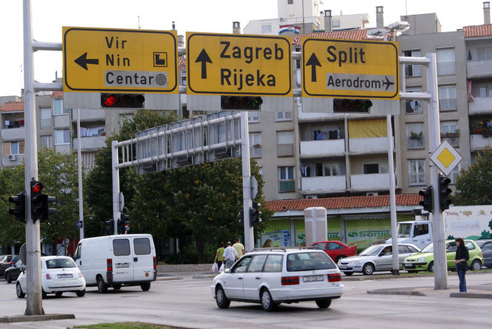 Дорожные указатели в Задаре Далмация, Хорватия