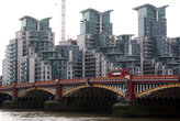 Новый мост и новые здания на старой Темзе