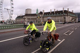 Велосипедисты на мосту