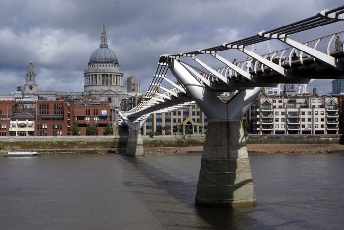 Мост Миллениум и собор Святого Павла Лондон, Великобритания