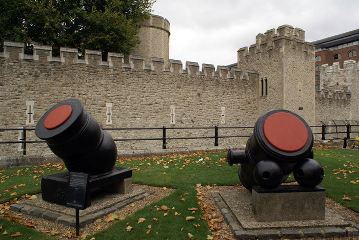 Мортиры у стены Тауэра Лондон, Великобритания