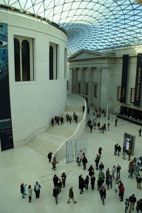 Посетители Британского музея, вход — бесплатный всегда и для всех, фото и видео разрешены Лондон, Великобритания