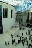 Посетители Британского музея, вход — бесплатный всегда и для всех, фото и видео разрешены