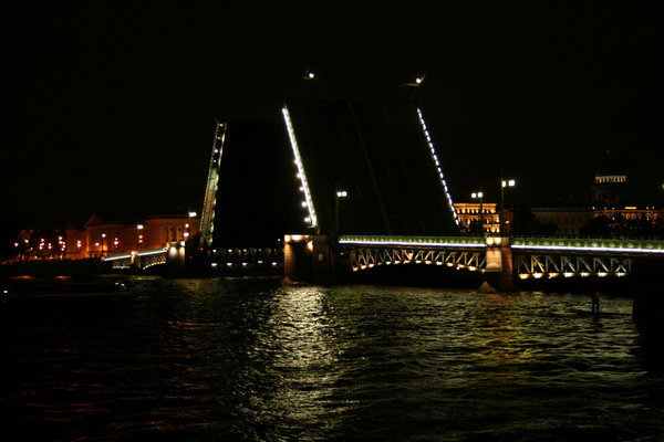 Дворцовый мост. Санкт-Петербург, Россия