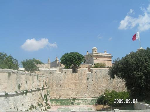 Часть укреплений и ров перед ними Мдина, Мальта