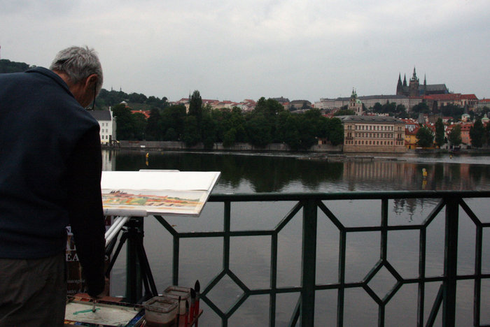 художник и его объект на другом берегу Влтавы Прага, Чехия