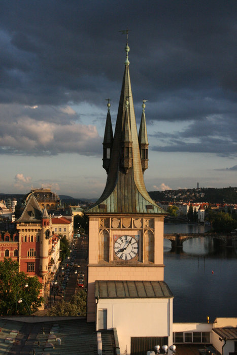 вид на Влтаву с башни Карлова моста Прага, Чехия