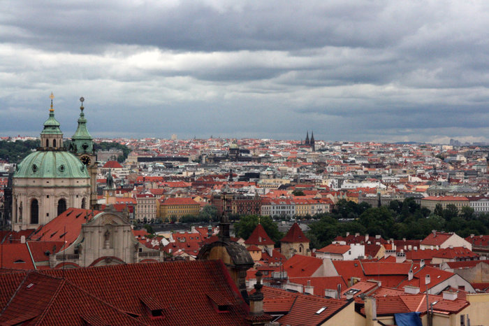 черепица пражских крыш Прага, Чехия