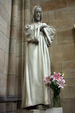 статуя внутри собора