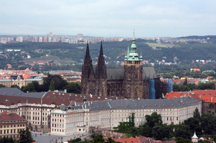 вид на Собор Святого Вита с холма Петршин Прага, Чехия