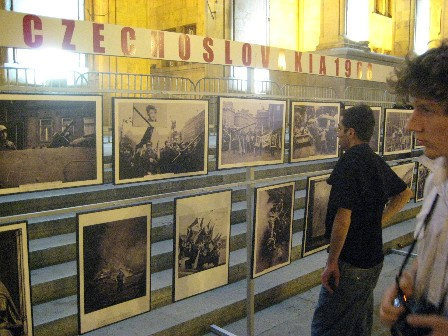 Выставка перед парламентом была организована некой Чешской организацией Тбилиси, Грузия