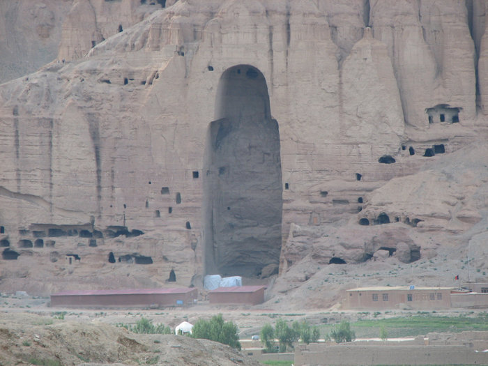 Ниша от Большой  статуи, дырки в скале это пещеры. Бамиан, Афганистан