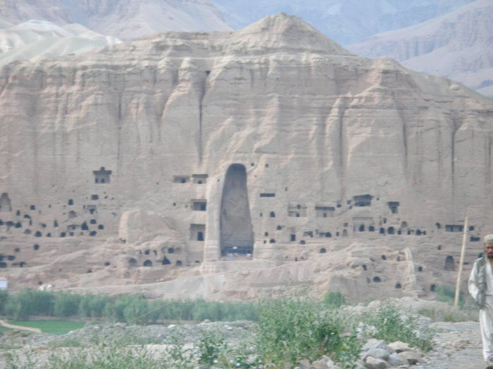 Вид на пещеры и статуи Будды. Бамиан, Афганистан