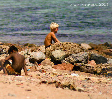 дети на пляже Дахаб, Египет